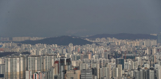 정부가 서울 아파트를 중심으로 공시가격을 끌어올리면서 강남은 물론 강북 인기 지역의 주택 보유자까지 보유세 부담이 커졌다. 사진은 남산에서 바라본 서울시내 아파트 밀집지역 전경.<연합뉴스>